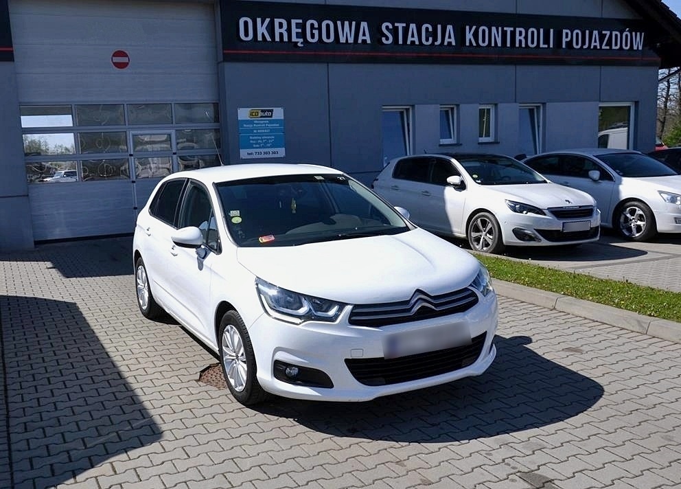 Biały Citroen C4 - auto na wynajem w wypożyczalni samochodów w Kętach