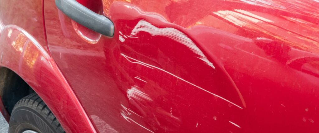 samochód uszkodzony wymagający napraw blacharsko-lakierniczych