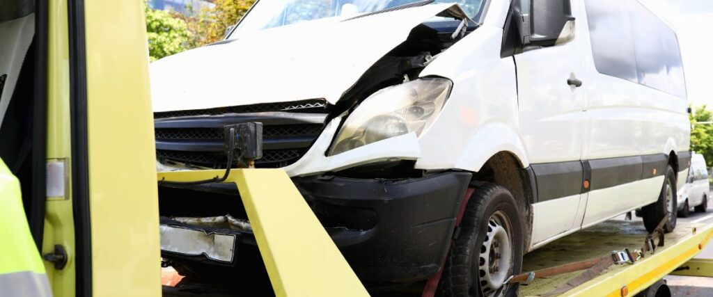 samochód uszkodzony dostawczy przewożony na lawecie