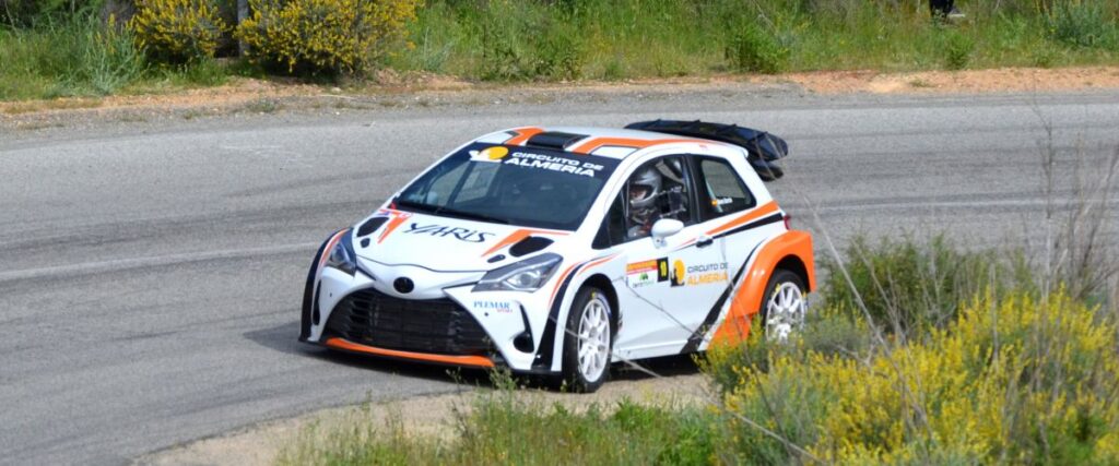 samochód biorący udział w wyścigu