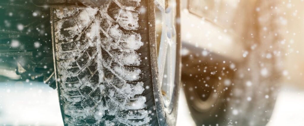 zbliżenie na zimową oponę i wygląd bieżnika