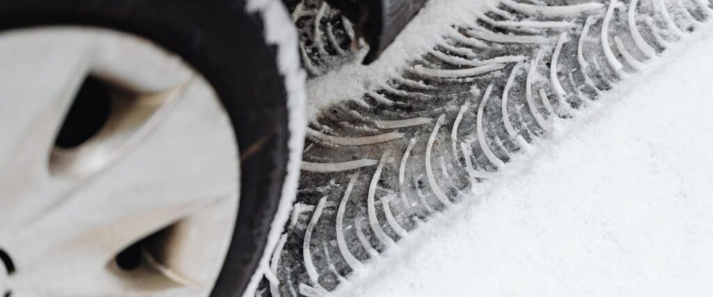 ślad na śniegu po zimowej oponie