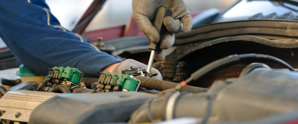 mechanik realizujący montaż instalacji w silniku do LPG