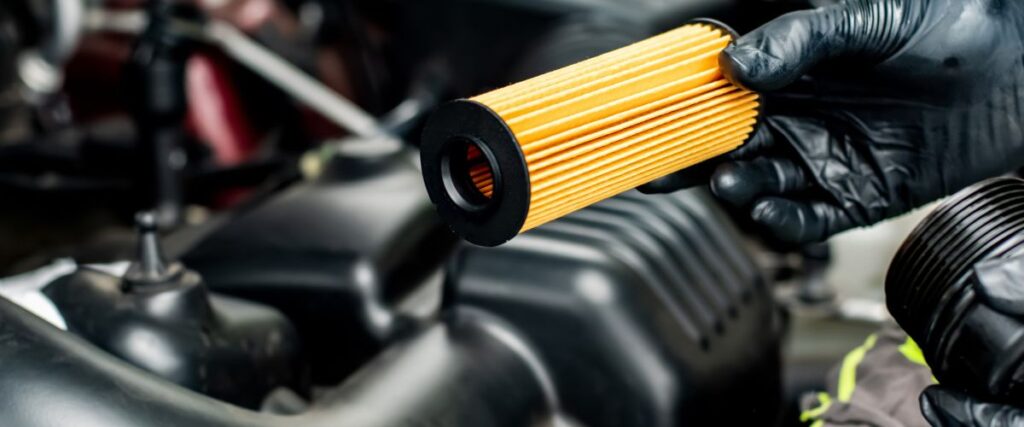 filtr oleju jako jeden z filtrów w aucie podlegający regularnej wymianie