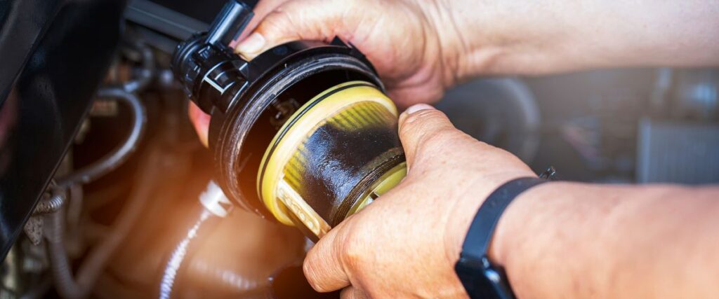 filtry w aucie - filtr paliwa odpowiadający za oczyszczanie mieszanki z osadów i zanieczyszczeń